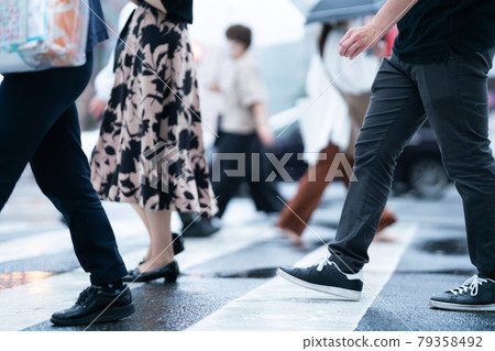 東京新宿車站前廣場 2021 年 7 月雨季 東京新宿車站前廣場 2021 年 7 月雨季 79358492