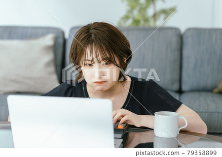 遠程工作的年輕女子 79358899