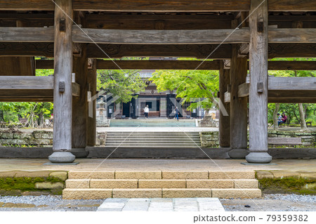 [Kanagawa Prefecture] Kamakura, the gate of Engakuji Temple with a profound feeling 79359382