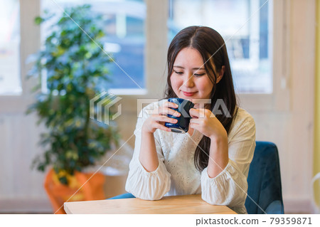 一個女人在咖啡館喝熱飲放鬆 79359871