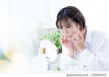 秀麗圖像觀看鏡子的少婦 秀麗圖像觀看鏡子的少婦 79360447