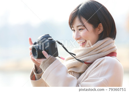 一個女人拍一張照片 79360751
