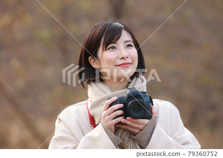 一個女人拍一張照片 一個女人拍一張照片 79360752