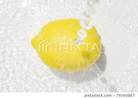 Lemon and water 79360867
