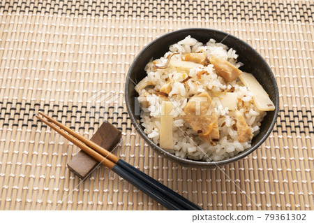 Fugu and bamboo shoots cooked rice 79361302