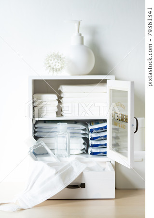 Set up an infectious disease control corner at the entrance of your house 79361341