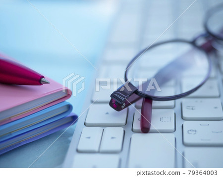 商業形象·筆記本·PC·眼鏡·女性 商業形象·筆記本·PC·眼鏡·女性 79364003