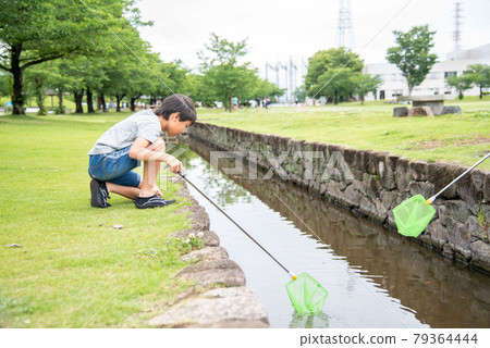 一個男孩在仲夏河玩 79364444