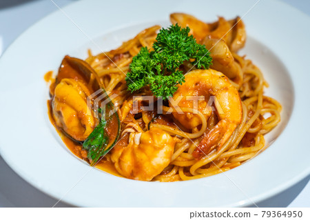 Spaghetti seafood with tomato sauce 79364950