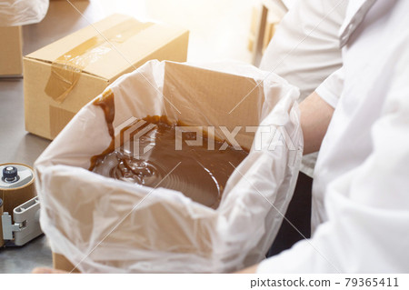 Packing of hot chocolate and chocolate paste in the manufacture of confectionery. Making custard condensed milk and cream for cakes, raw materials Packing of hot chocolate and chocolate paste in the manufacture of confectionery. Making custard condensed milk and cream for cakes, raw materials 79365411