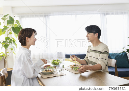 Middle-aged couple eating Middle-aged couple eating 79365581