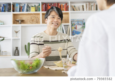 一對已婚夫婦吃一個 50 多歲的微笑男人的圖片 79365582