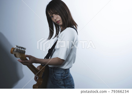 彈吉他的女人 彈吉他的女人 79366234