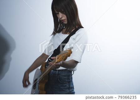 彈吉他的女人 79366235