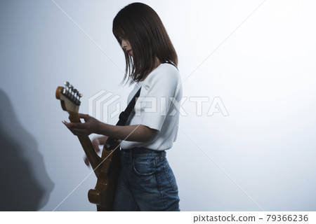 彈吉他的女人 彈吉他的女人 79366236