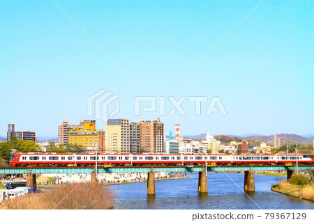 Scenery of cherry blossoms and Meitetsu train in Okazaki city 79367129