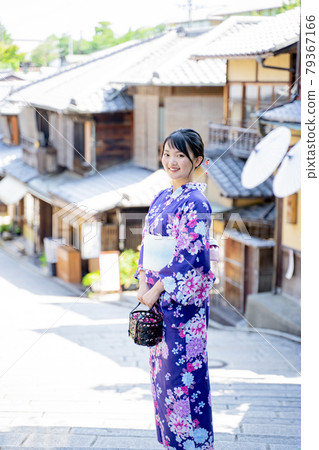 A woman sightseeing in Kyoto in a yukata A woman sightseeing in Kyoto in a yukata 79367166