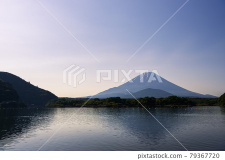 (Yamanashi) Morning child hugging Fuji and Lake Shoji 79367720