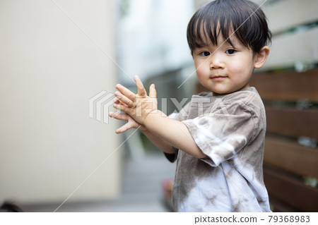 Boy playing on the balcony Boy playing on the balcony 79368983