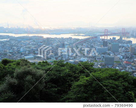 從福岡縣北九州市若松區高遠山天文台 Sutara 看到的北九州在朝陽下冒煙 從福岡縣北九州市若松區高遠山天文台 Sutara 看到的北九州在朝陽下冒煙 79369490