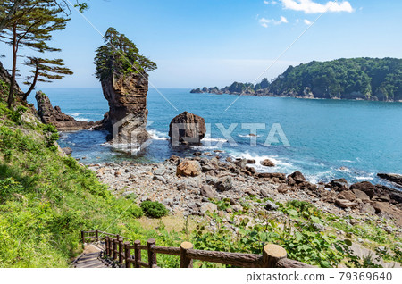 [Miyako City, Iwate Prefecture] Sannoiwa Rocks, a strange rock consisting of onnaiwa rocks and drum rocks, centered on a man rock with a height of 50 m, is a work of art created by wind and waves. 79369640