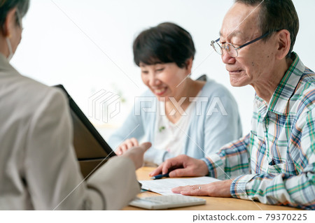 Senior couple preparing for the end of life Senior couple preparing for the end of life 79370225