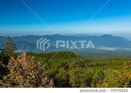 從山梨大羽展望台看到的本栖湖和廣闊的景色 從山梨大羽展望台看到的本栖湖和廣闊的景色 79370883