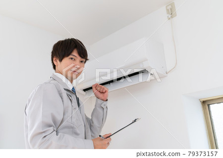 Air conditioner inspection guts pose Air conditioner inspection guts pose 79373157