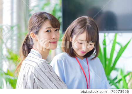 兩個年輕的女商人在辦公室見面 79373966