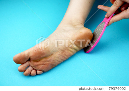 Cleaning foot feet with a saw or brush. Cleaning the feet of the fungus Cleaning foot feet with a saw or brush. Cleaning the feet of the fungus 79374002