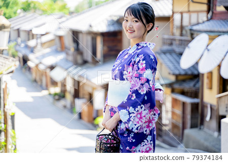 A woman sightseeing in Kyoto in a yukata 79374184