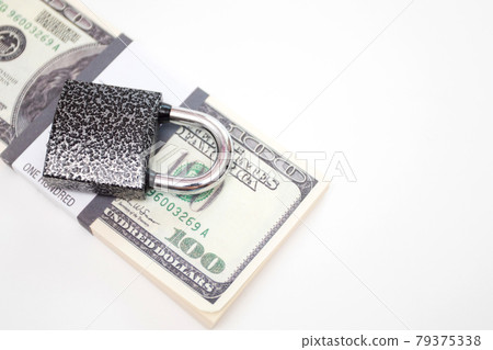 Padlock on a US dollar banknotes bundle 79375338