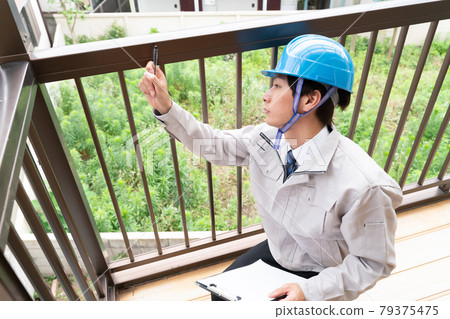 住宅商人改造現場勘察陳舊陽台 79375475