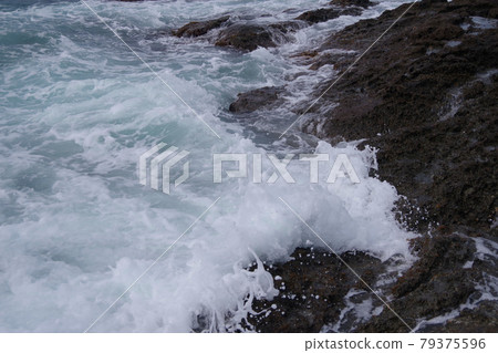 日本海波濤洶湧，海浪沖入凝灰岩，丹後半島 79375596