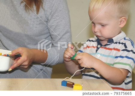 The educator deals with the child in the kindergarten. Creativity and development of the child 79375665