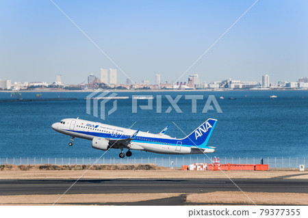 [以東京灣為背景從羽田機場第二航站樓起飛的全日空飛機] 79377355