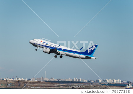 [以東京灣為背景從羽田機場第二航站樓起飛的全日空飛機] 79377358