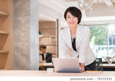 在自由地址辦公室使用筆記本電腦工作的女經理拍攝合作“+ SHIFT NOGIZAKA” 在自由地址辦公室使用筆記本電腦工作的女經理拍攝合作“+ SHIFT NOGIZAKA” 79378591