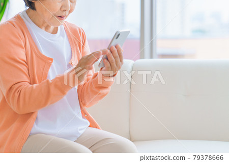 使用智能手機的高級女性 79378666