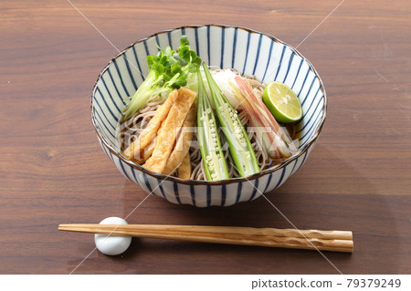 在桌上的冷的kitsune蕎麥麵 79379249