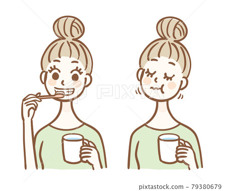 Young woman brushing her teeth and gargling 79380679