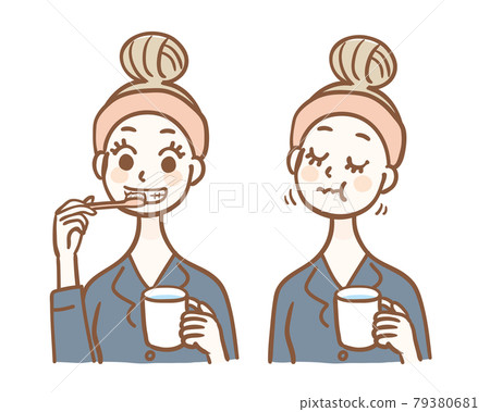 刷牙和漱口的年輕女人_睡衣 79380681