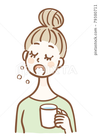 一個年輕的女孩漱口 79380711