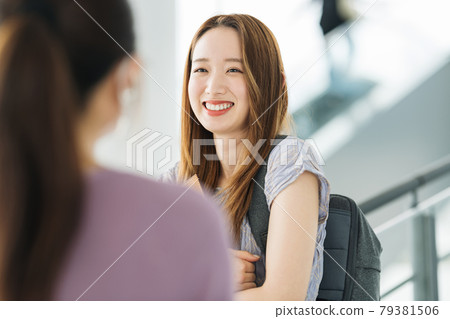 女學生進行有趣的交談 女學生進行有趣的交談 79381506