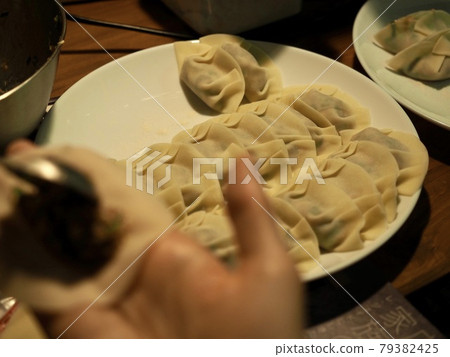 Making dumplings 79382425