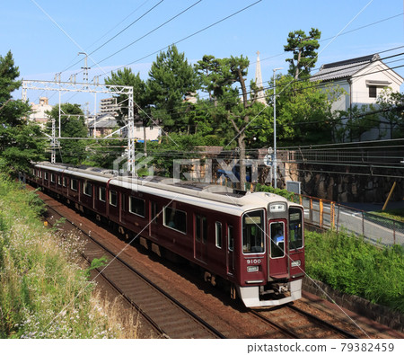 在宿川站附近的住宅區運行的阪急電車 在宿川站附近的住宅區運行的阪急電車 79382459