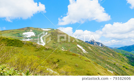 攀登千倉山和千倉山:從富士山的山脊線看到的千倉山和惠比壽大黑能登。 攀登千倉山和千倉山:從富士山的山脊線看到的千倉山和惠比壽大黑能登。 79382606