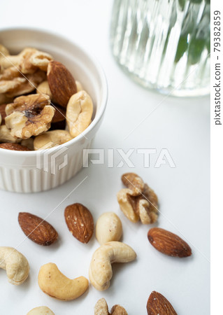 Image of mixed nuts 79382859