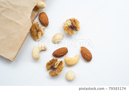Image of mixed nuts Image of mixed nuts 79383174