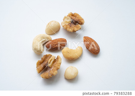 Image of mixed nuts Image of mixed nuts 79383288